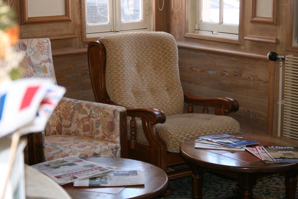 Logis Hotel Galland Lapalisse Eksteriør bilde
